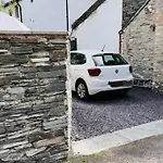 Anley With Garden And Private Parking In