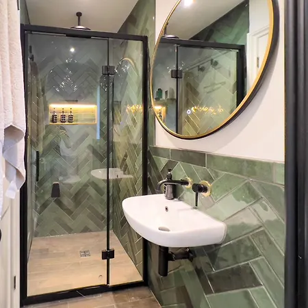 Anley With Garden And Private Parking In